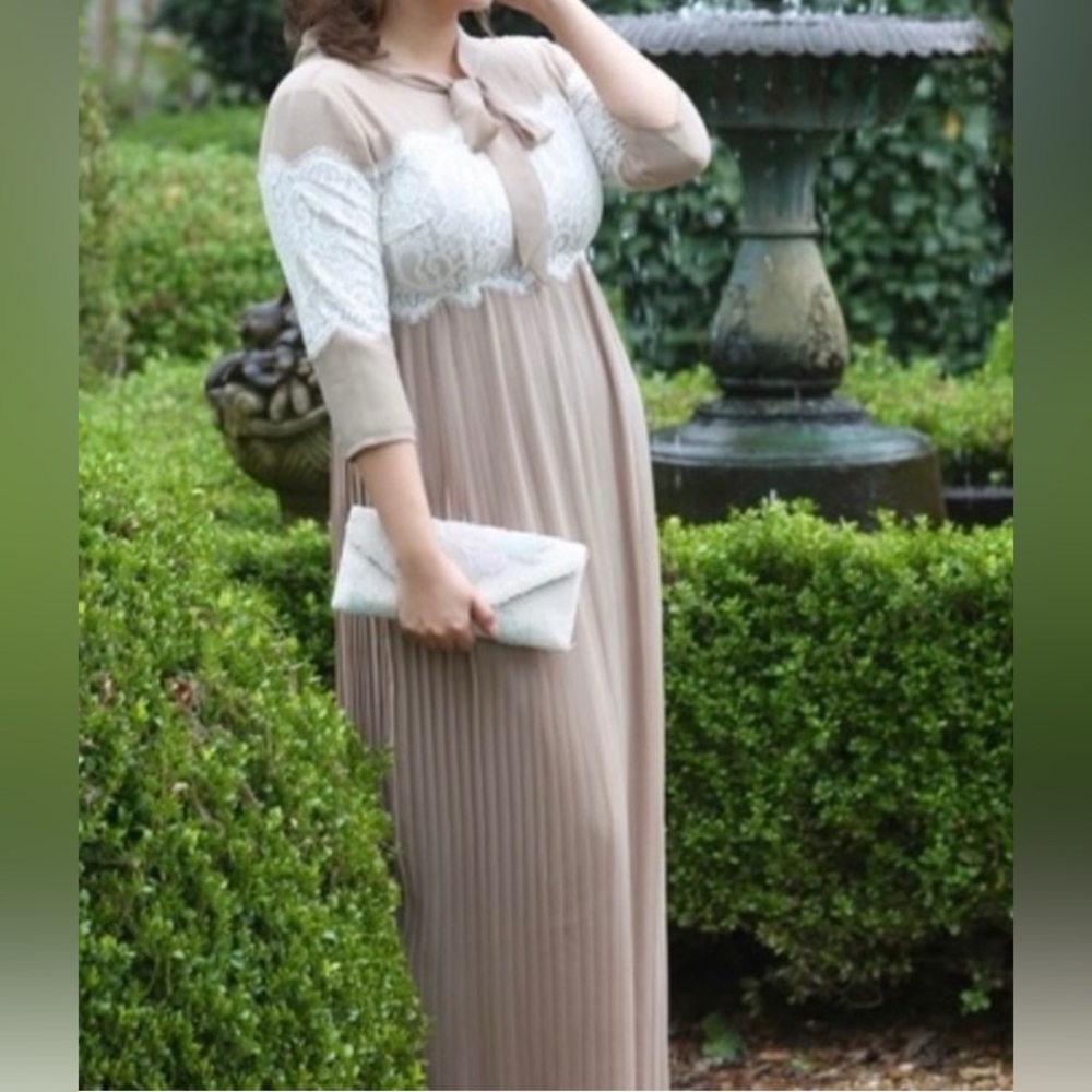 Beige and lace Dainty Jewells Dress!